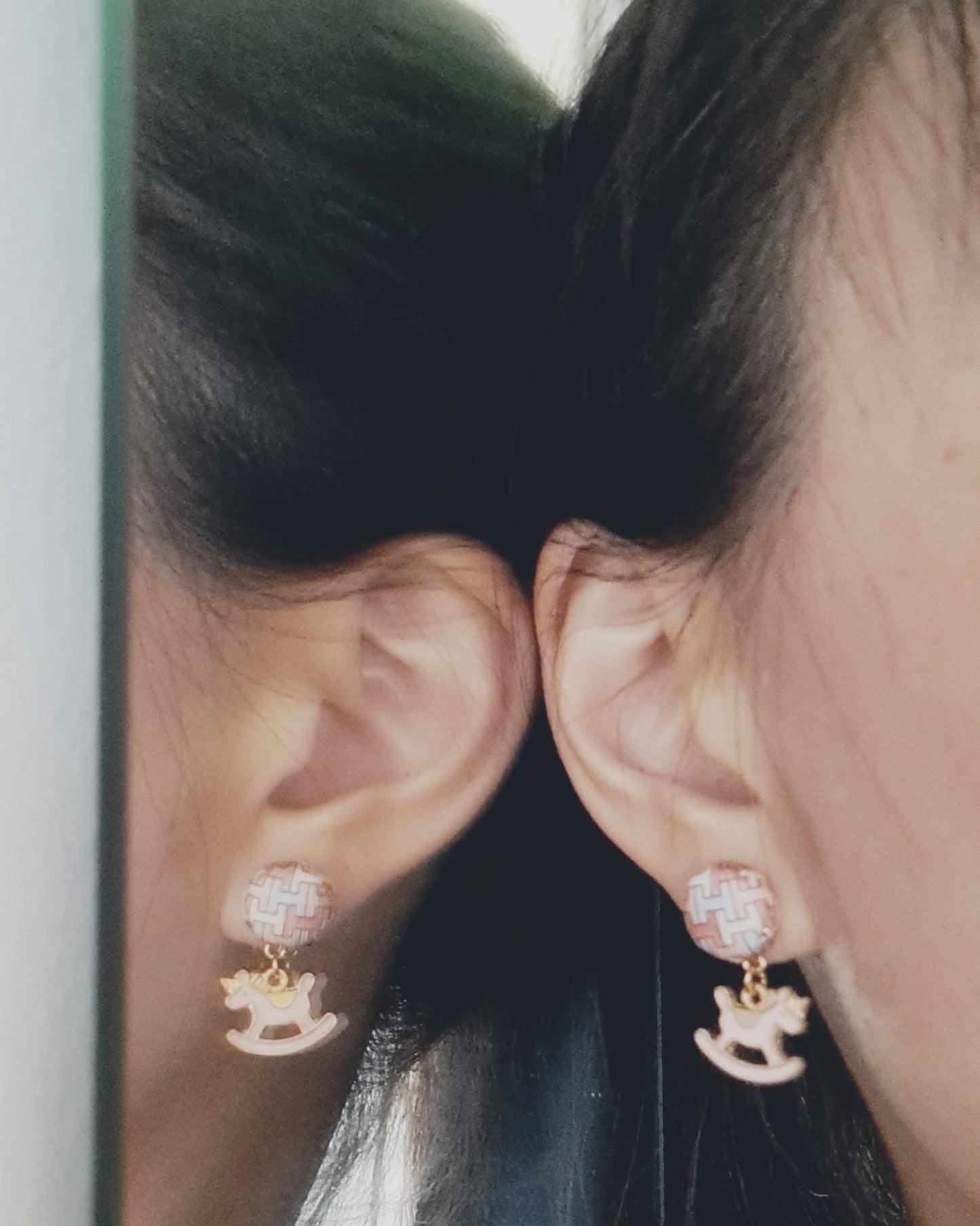 H-H0029- Black & white "H" all over pattern -earring