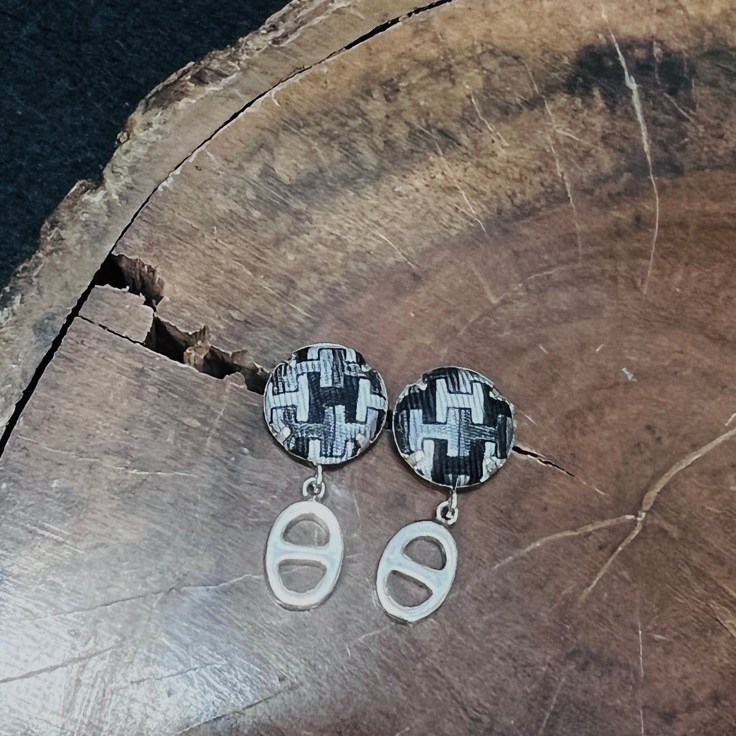 H-H0029- Black & white "H" all over pattern -925 sliver earring