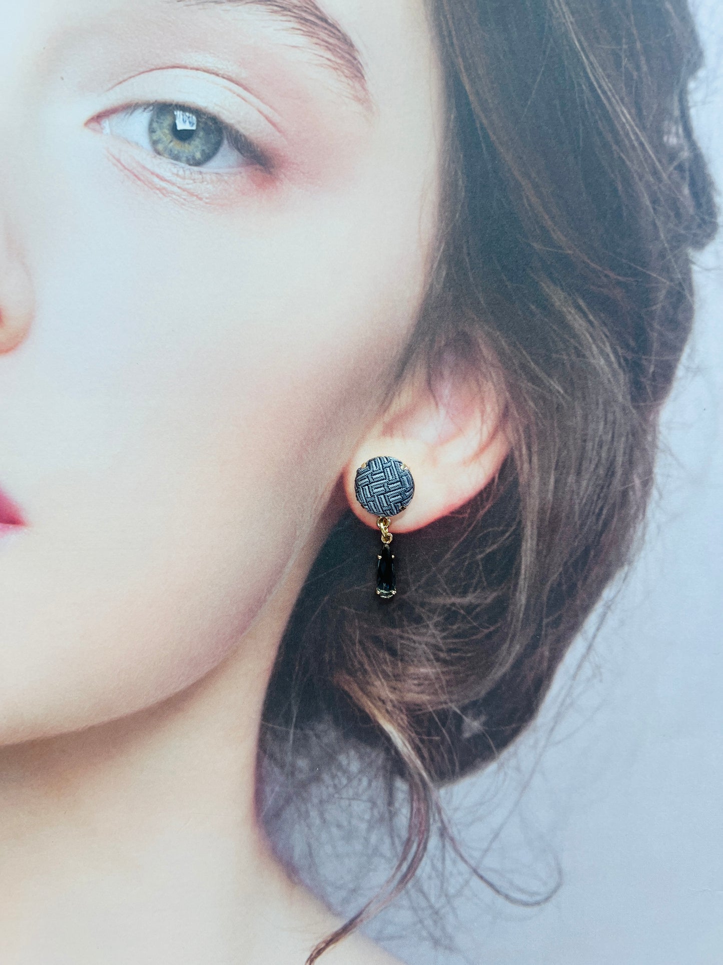 H-H0017 grey H earring