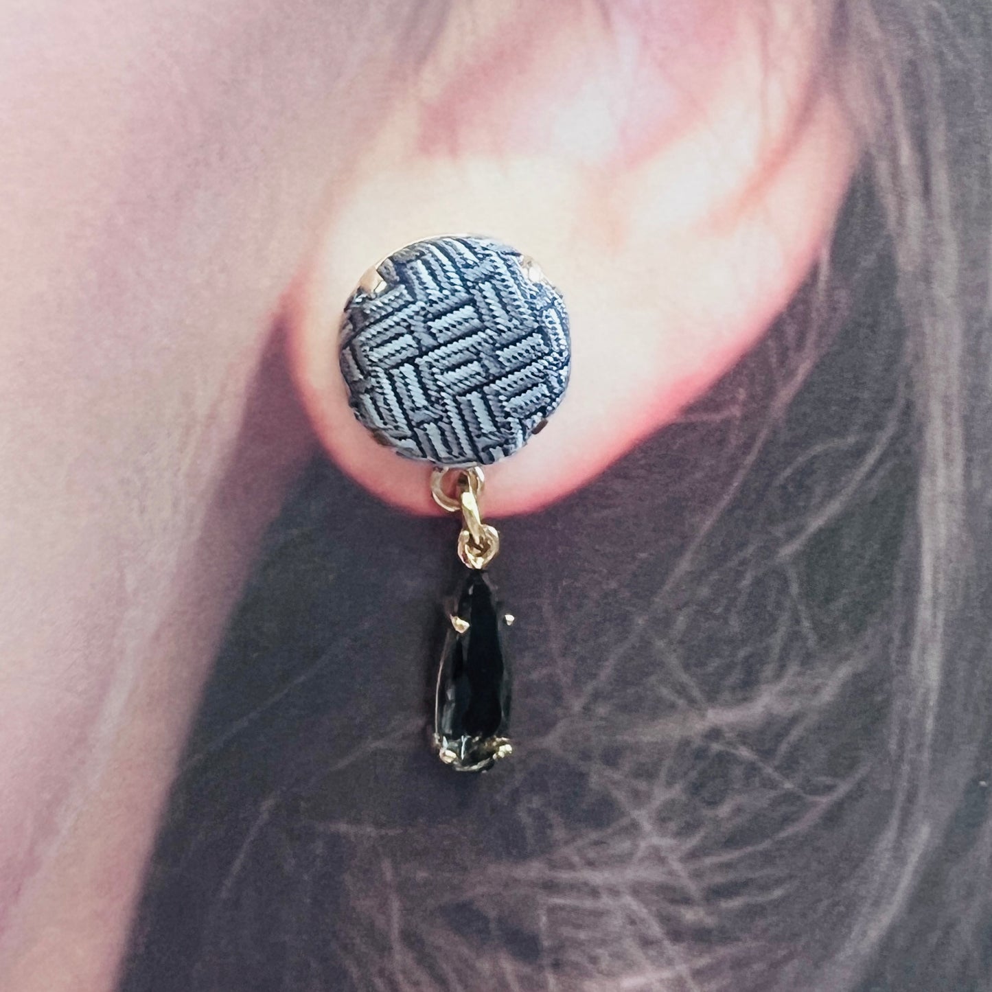 H-H0017 grey H earring