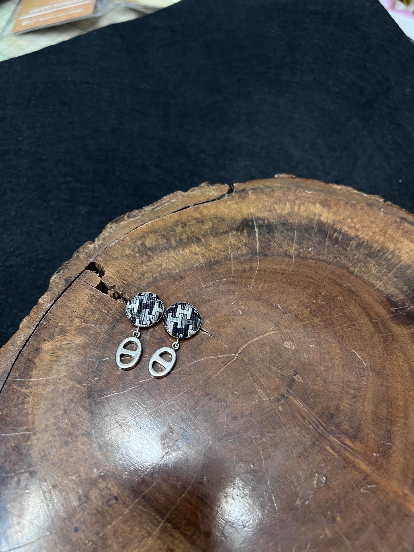 H-H0029- Black & white "H" all over pattern -925 sliver earring