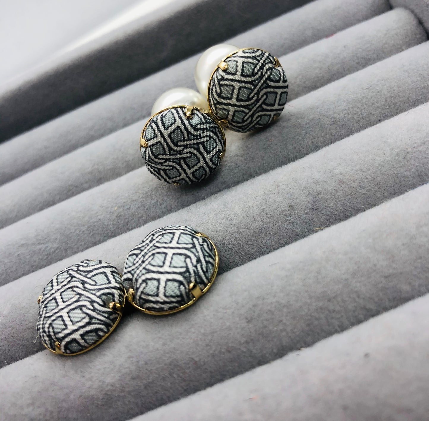 H-H0018- light grey with White iconic Maillon pattern - hairband/ earring