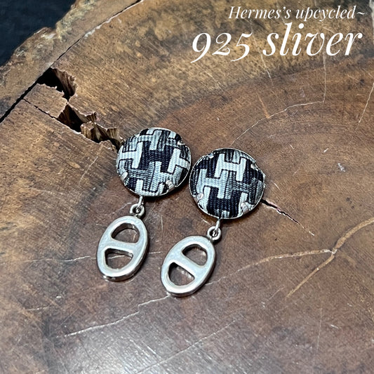 H-H0029- Black & white "H" all over pattern -925 sliver earring