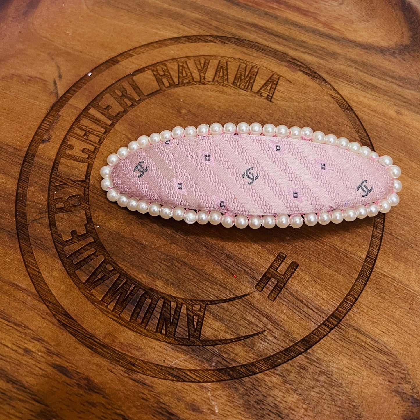 CC- Pink Tweeds & Pearl CC logo- CC023- oval shape clip