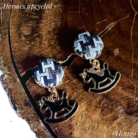 H-H0029- Black & white "H" all over pattern -earring