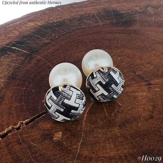 H-H0029- Black & white "H" all over pattern -earring