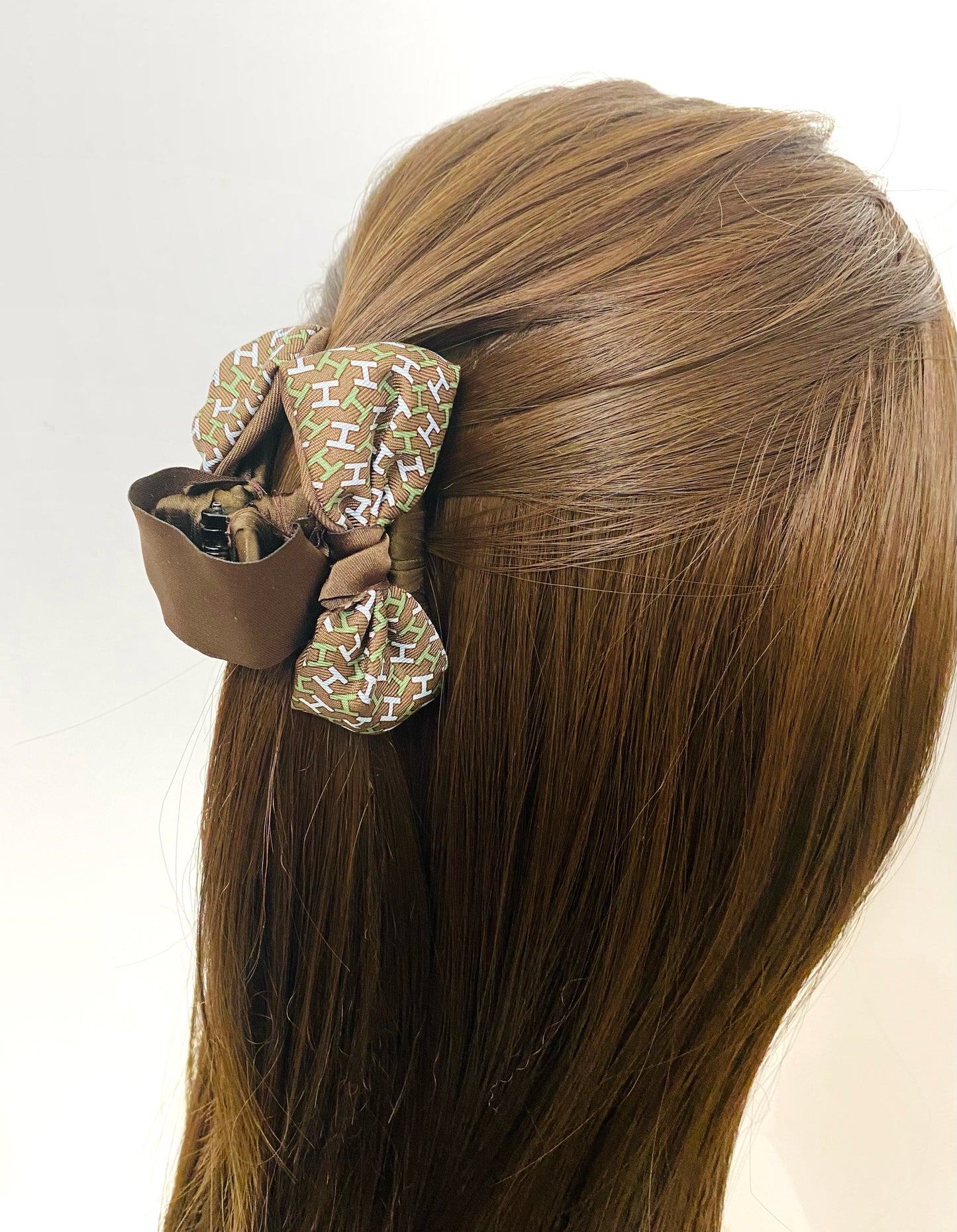 H-H0062- Chestnut with Palm & White H pattern- Double Ribbon Big Shark Clip